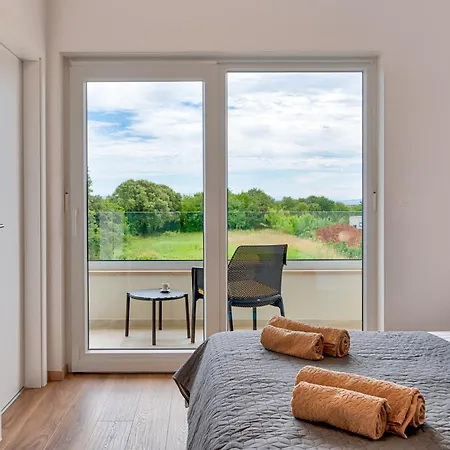 Modern Coastal With Heated Pool And Near The Sea In Liznjan, Istria Ližnjan