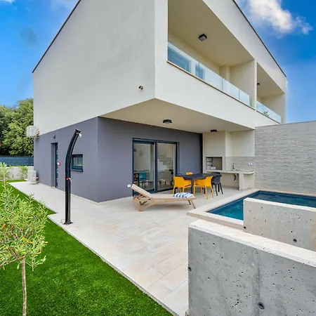 Modern Coastal Villa With Heated Pool And Near The Sea In Liznjan, Istria *
