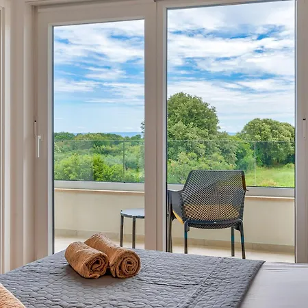 Modern Coastal With Heated Pool And Near The Sea In Liznjan, Istria