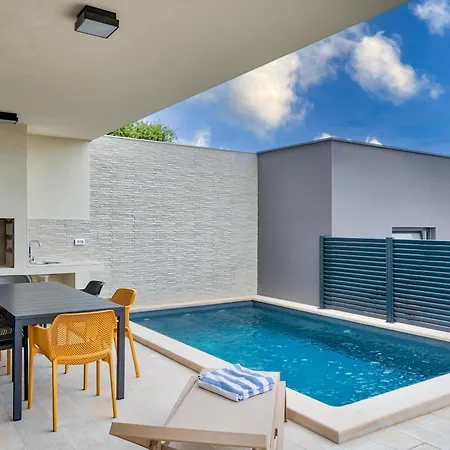 Modern Coastal With Heated Pool And Near The Sea In Liznjan, Istria Villa