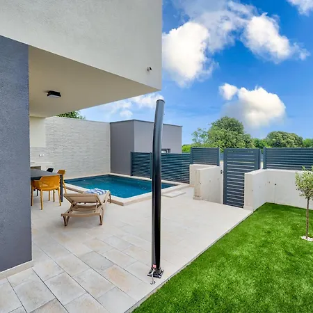 Vila Modern Coastal Villa With Heated Pool And Near The Sea In Liznjan, Istria