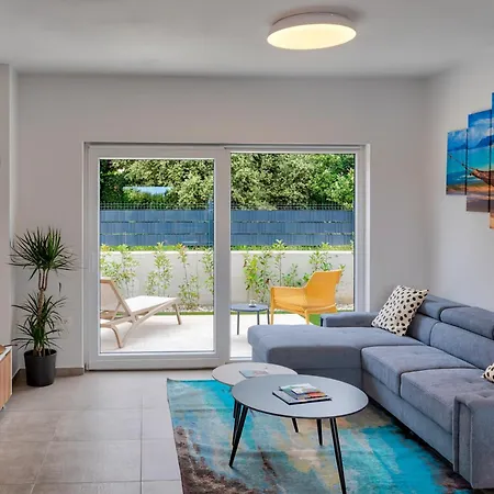 Modern Coastal With Heated Pool And Near The Sea In Liznjan, Istria