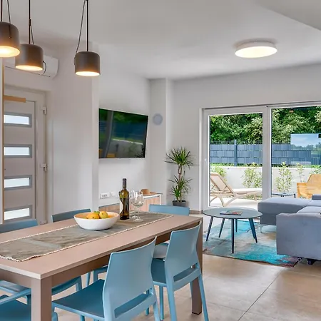 Modern Coastal With Heated Pool And Near The Sea In Liznjan, Istria Ližnjan