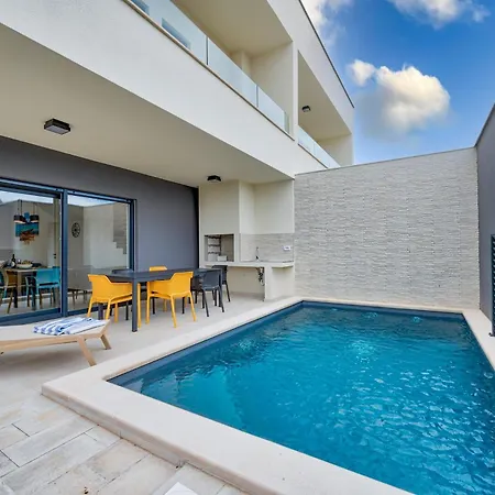 Modern Coastal With Heated Pool And Near The Sea In Liznjan, Istria *