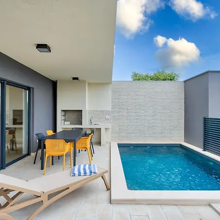 Modern Coastal With Heated Pool And Near The Sea In Liznjan, Istria * Ližnjan