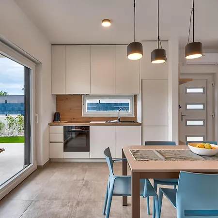 Modern Coastal With Heated Pool And Near The Sea In Liznjan, Istria Ližnjan