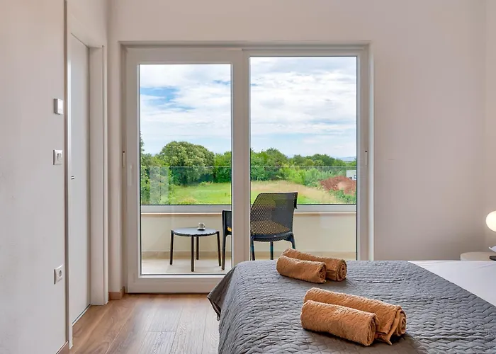 Modern Coastal Villa With Heated Pool And Near The Sea In Liznjan, Istria Ližnjan