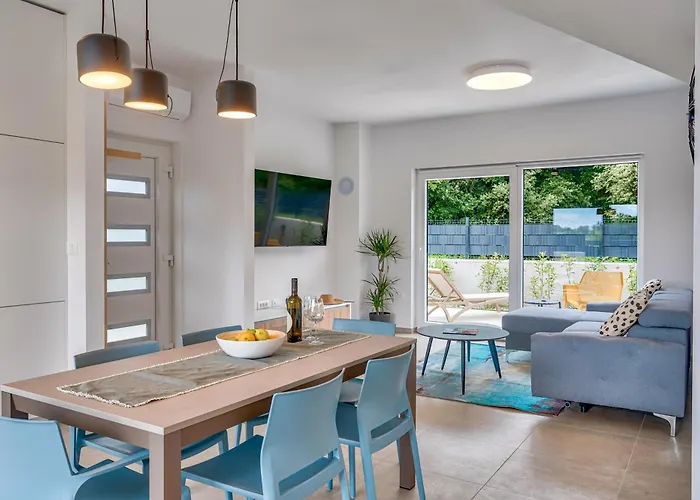 Modern Coastal Villa With Heated Pool And Near The Sea In Liznjan, Istria Ližnjan