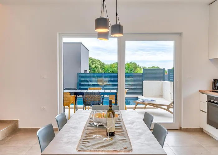 Modern Coastal Villa With Heated Pool And Near The Sea In Liznjan, Istria Vila *