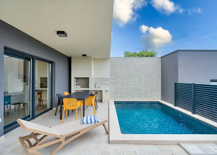 Modern Coastal Villa With Heated Pool And Near The Sea In Liznjan, Istria * Ližnjan